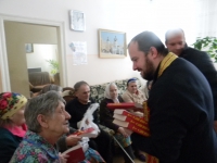 Отец Виталий вручает книги «Новый завет»